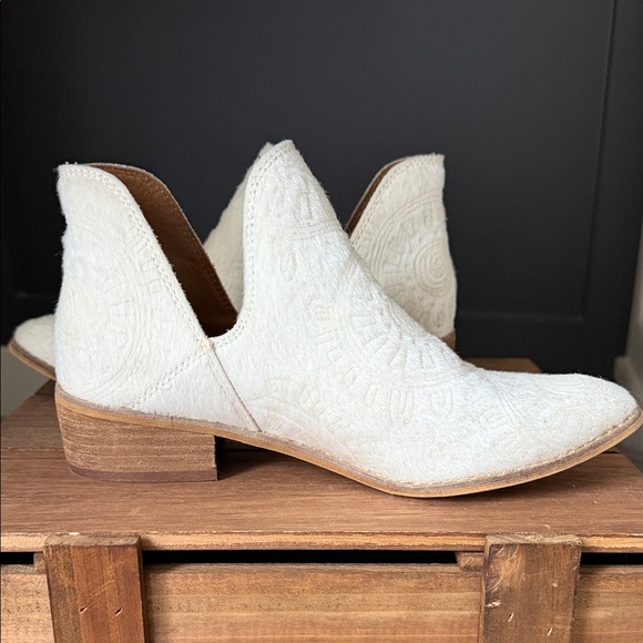 Mi.iM Ellen Calf Hide Ankle Boots Size 7.5 White Cowgirl Southwestern EUC - Picture 3 of 9